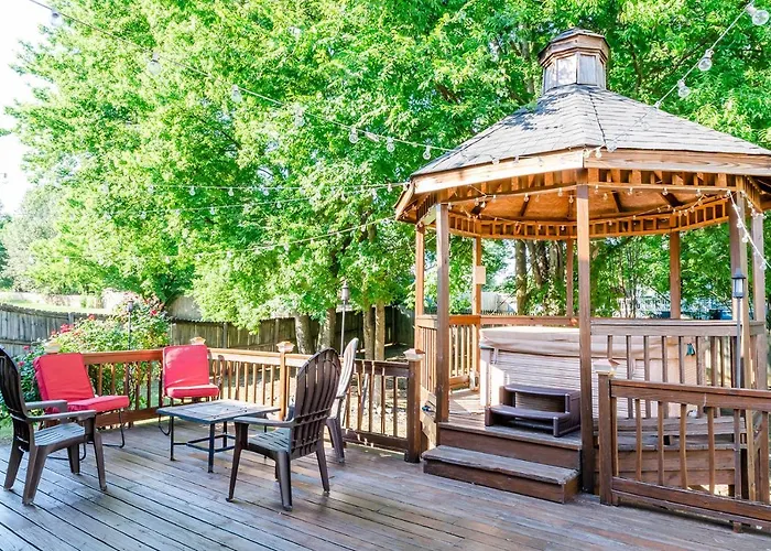 University Escape With Hot Tub And Fire Pit
