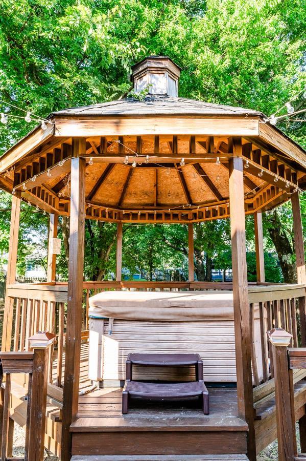 Escape With Hot Tub And Fire Pit Holiday home University Place